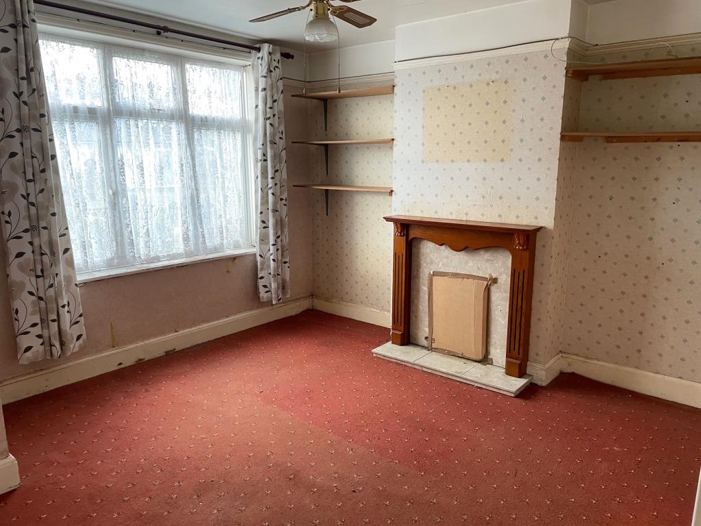 Lot: 130 - THREE-BEDROOM SEMI FOR IMPROVEMENT IN POPULAR LOCATION -
